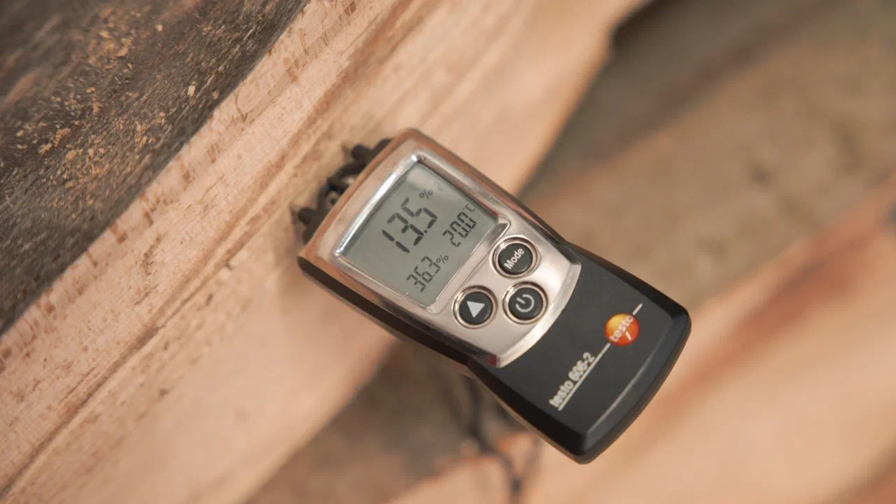 Measuring the moisture content of firewood