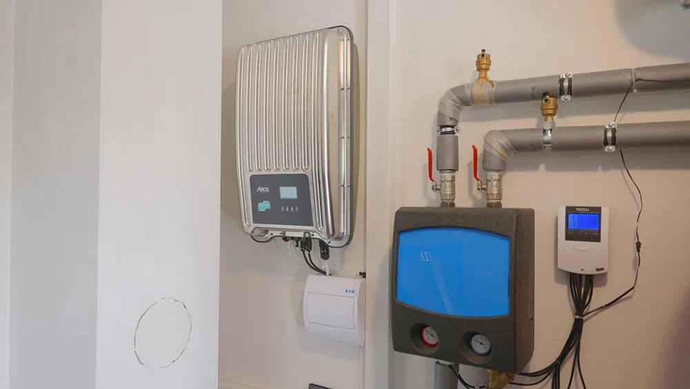 Photovoltaic panels supplying an ATTACK heat pump